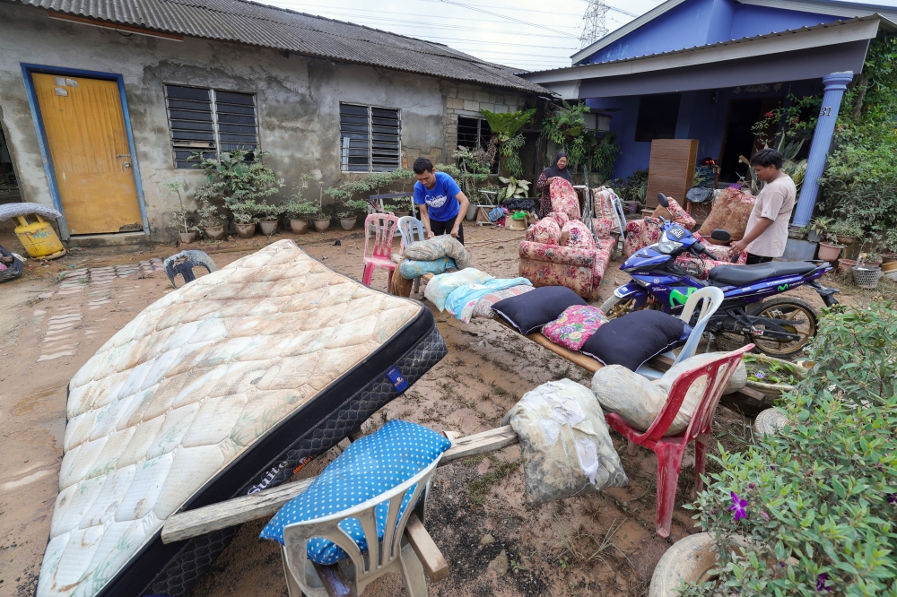 GLC coalition provides aid worth RM1.2m to Johor flood victims GLC coalition provides aid worth RM1.2m to Johor flood victims