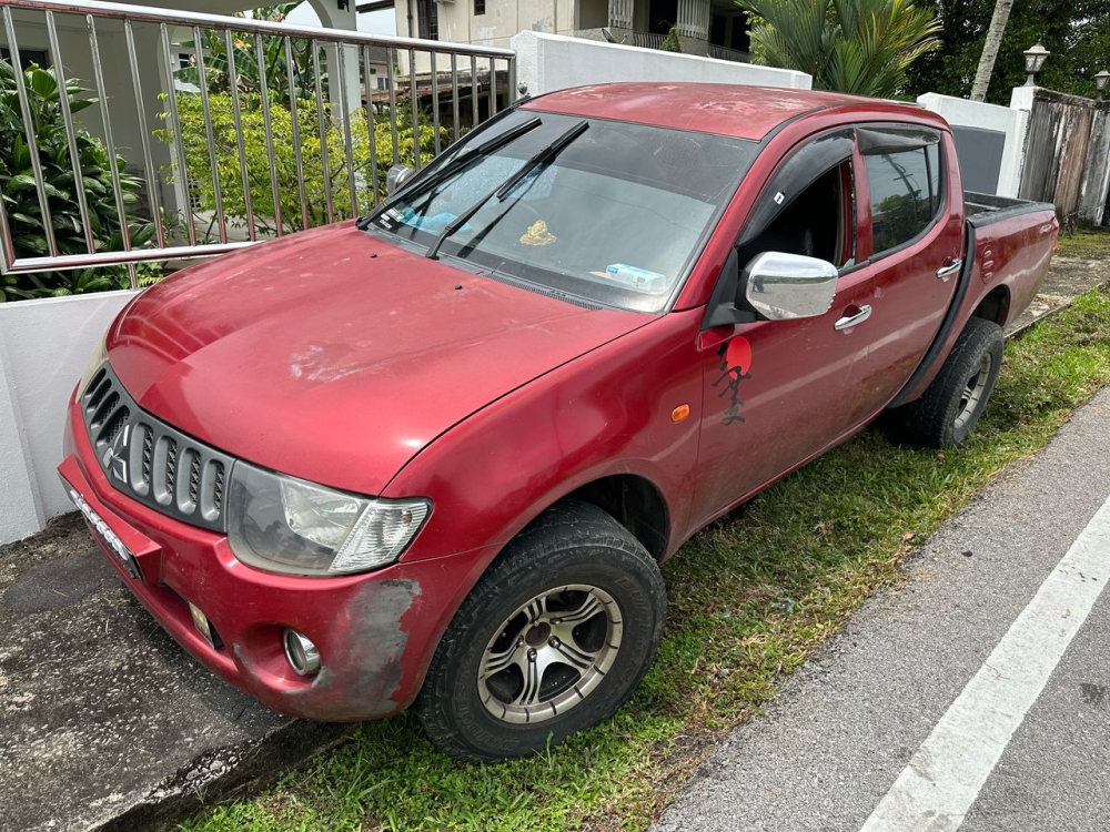 The red 4WD that crashed after the police chase. — The Borneo Post pic