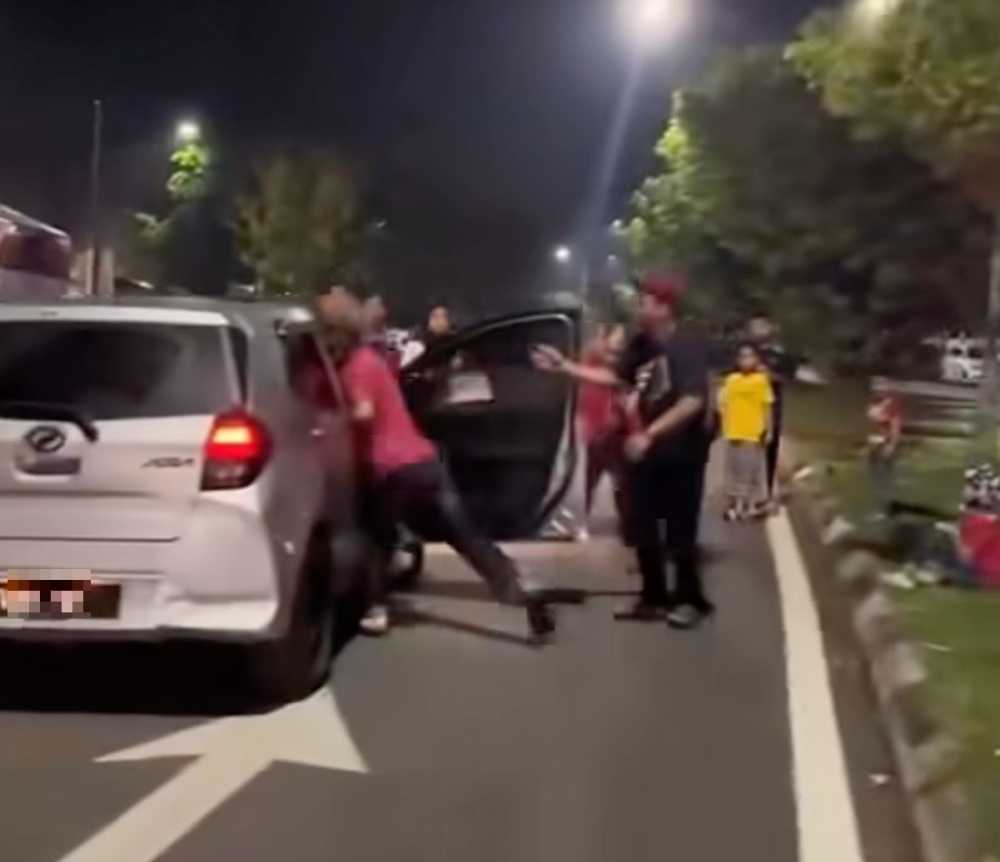 A screengrab of the viral video purporting to show a man punching a woman after an accident in Seremban last night.