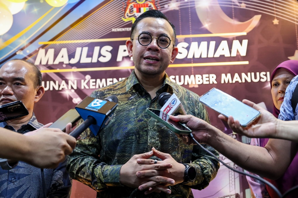 Human Resources Minister Steven Sim's office has clarified that he has never appointed any individual as his advisor. — Bernama pic