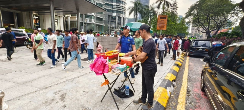 DBKL took immediate enforcement action by seizing and removing the traders’ goods under the Licensing of Hawkers (WPKL) By-laws 2016. — Picture via Facebook