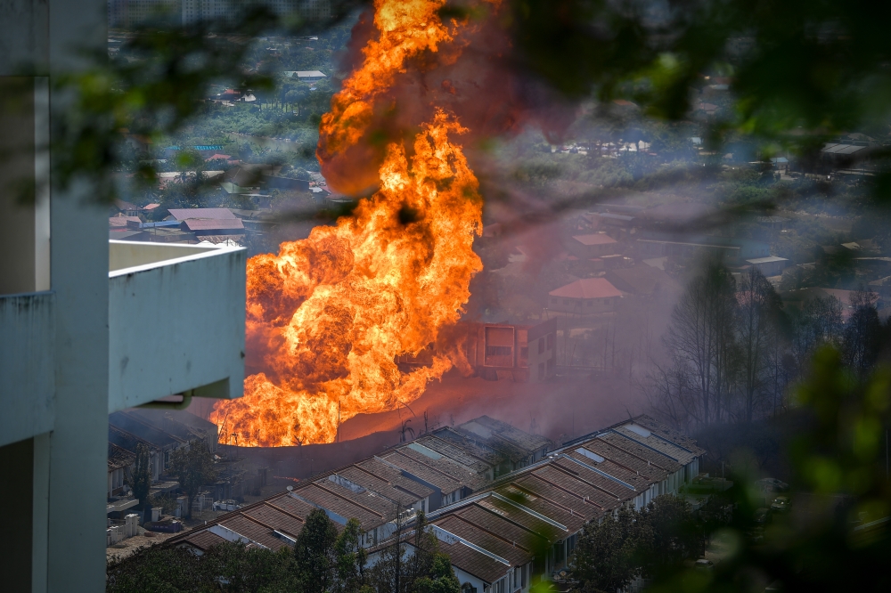 Selangor Fire and Rescue Department director Wan Md Razali Wan Ismail said the gas release works would take approximately four hours to complete.— Bernama pic