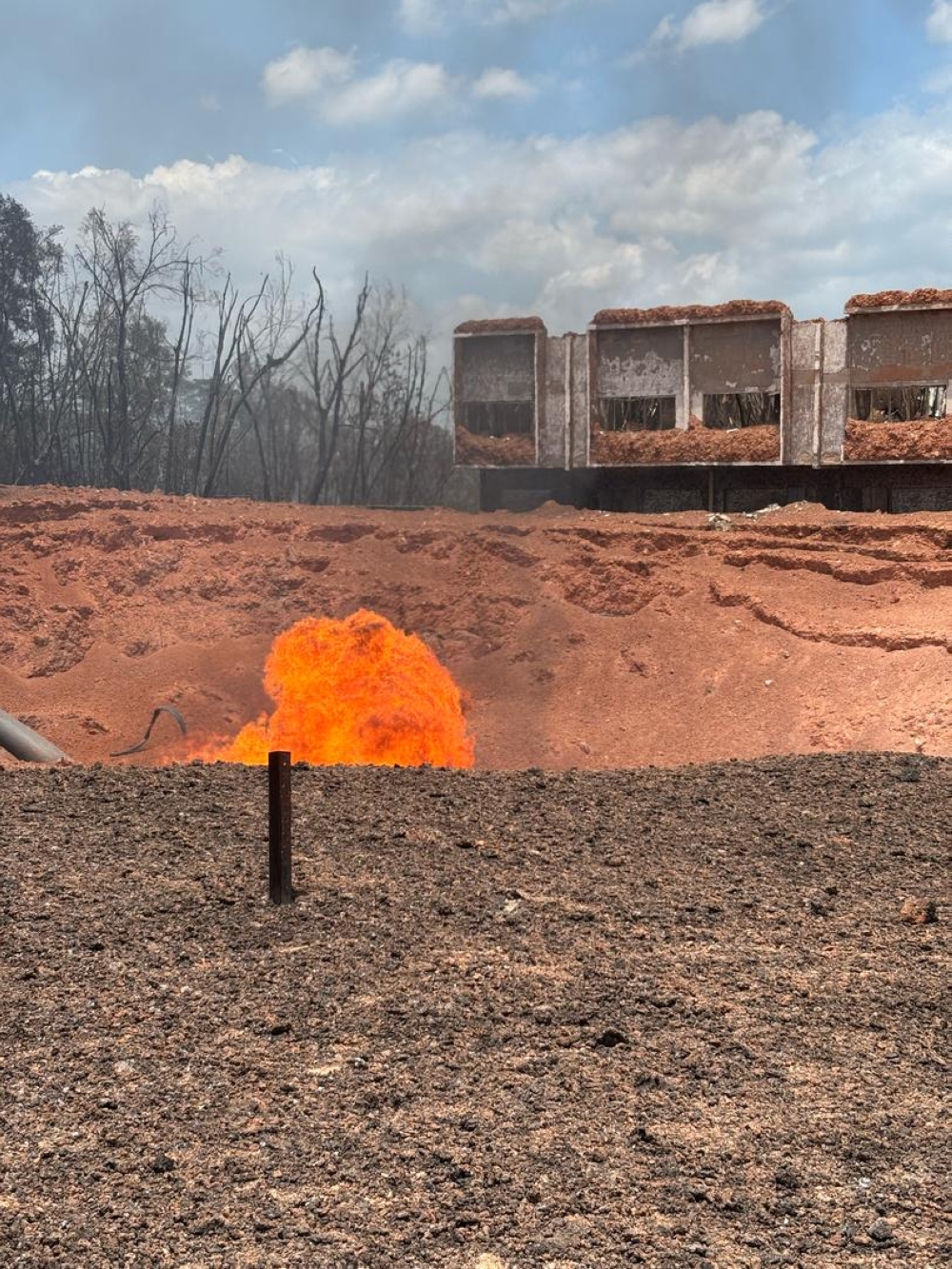  The fire caused by an explosion in a pipeline gas in Putra Heights is now almost contained. — Pictue courtesy of Fire and Rescue department 