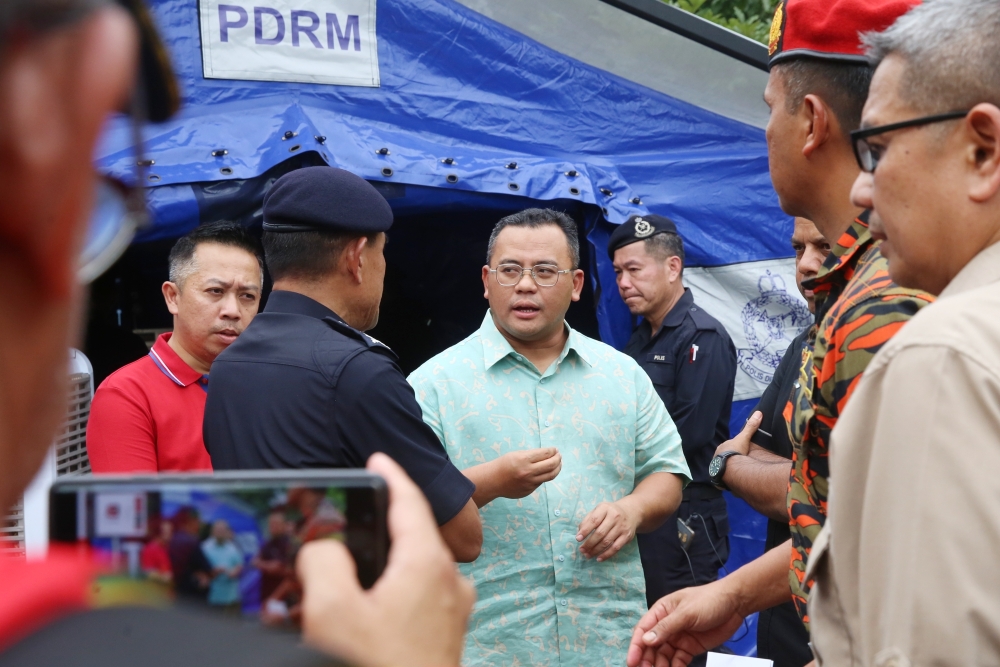 Putra Heights gas pipeline fire fully extinguished by 3.45pm, damages 190 homes, 305 victims relocated, says Selangor MB Putra Heights gas pipeline fire fully extinguished by 3.45pm, damages 190 homes, 305 victims relocated, says Selangor MB