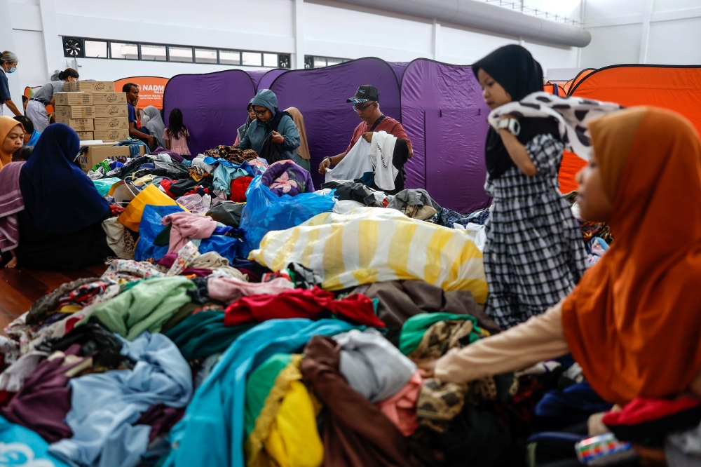 Putra Heights gas pipeline fire victims choose used clothes donated by individuals, non-governmental organisations (NGOs) and government agencies at the temporary evacuation centre at the Putra Heights Mosque today. April 2, 2025. The National Registration Department will set up a counter at the Masjid Putra Heights temporary relief centre to assist with the management of their personal documents. — Bernama pic