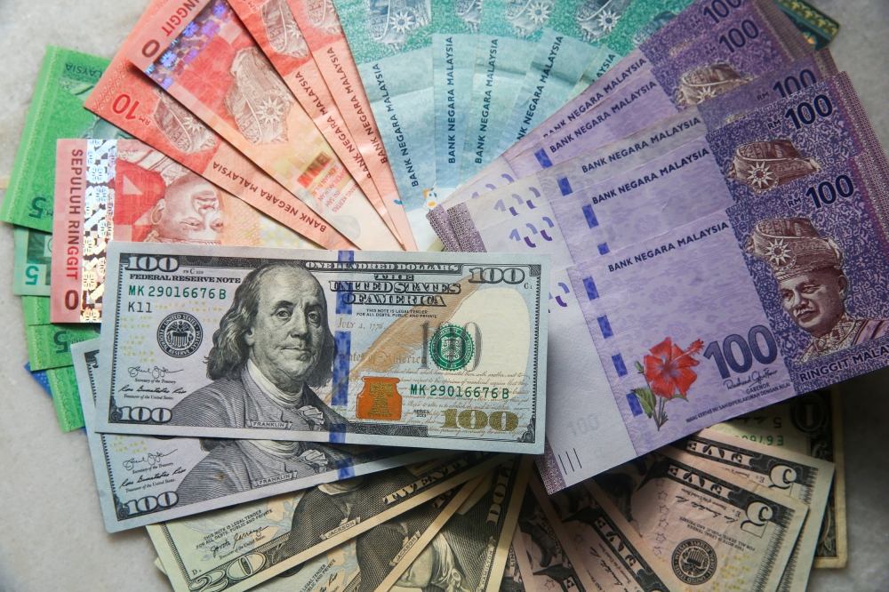 At 8am, the ringgit inched down to 4.4515/4785 against the greenback from yesterday’s close of 4.4510/4565. — Picture By Choo Choy May