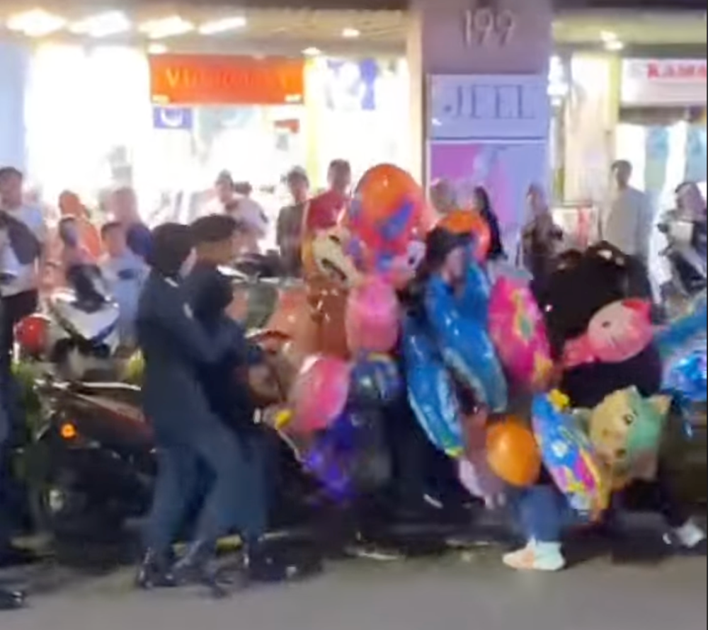 The commotion reportedly erupted when authorities attempted to seize goods from several unlicensed vendors, including a balloon seller, at Jalan Tunku Abdul Rahman. — Screengrab from Facebook