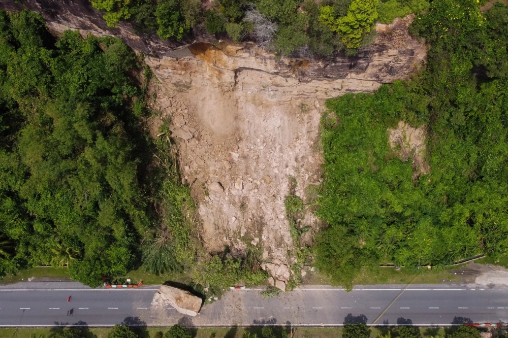 The State Works Ministry is investigating the recent incident where a boulder fell on Jalan Buli Sim-Sim in Sandakan. — Bernama pic