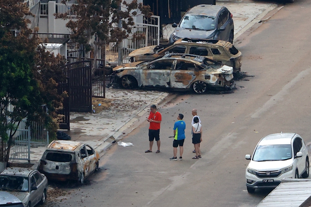 A general view of Jalan Putra Harmoni after a gas pipeline fire broke out in Putra Heights, Subang Jaya. April 6, 2025. — Picture by Firdaus Latif