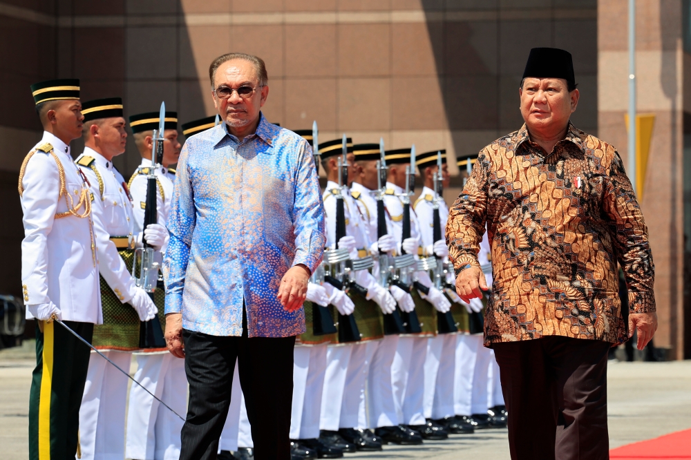 Indonesian President Prabowo Subianto (right) will meet with Prime Minister Datuk Seri Anwar Ibrahim (left) tonight before returning home. — Bernama pic
