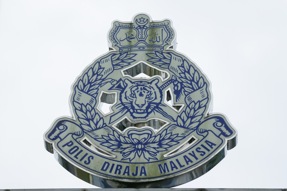 A woman and a teenage boy were injured after being attacked by a neighbour with a knife following an altercation at Felda Jengka Dua here on Sunday. — Picture by Raymond Manuel