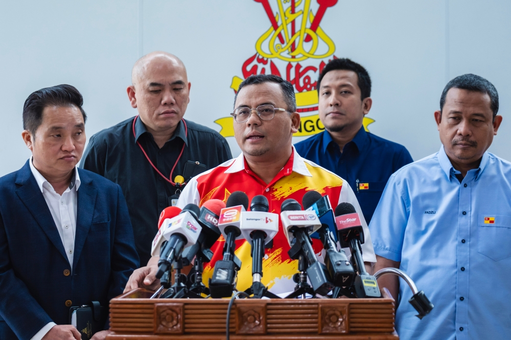 Selangor Menteri Besar Datuk Seri Amirudin Shari speaks at a press conference at the Selangor State Secretary building in Shah Alam, April 7, 2025. He said the financial aid is a contribution by the state government on top of financial aid that has been allocated by Petronas Nasional Berhad and the federal government. — Bernama pic 