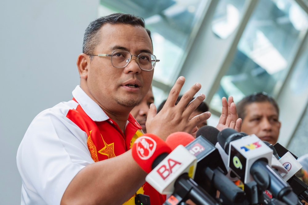 Selangor Menteri Besar Datuk Seri Amirudin Shari said while he is aware of the exemption for the semiconductor industry from the increased tariff rates, he will continue to look at how to address the increased tariff rates at state level. — Bernama pic