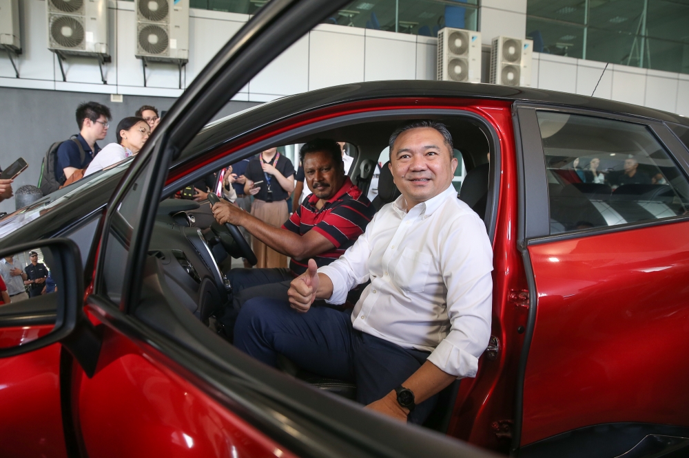 Selangor State Investment, Trade, and Mobility Committee chairman Ng Sze Han (right) with Vinayagam at handover of 30 temporary cars from Tan Chong Group today. — Picture by Yusof Mat Isa