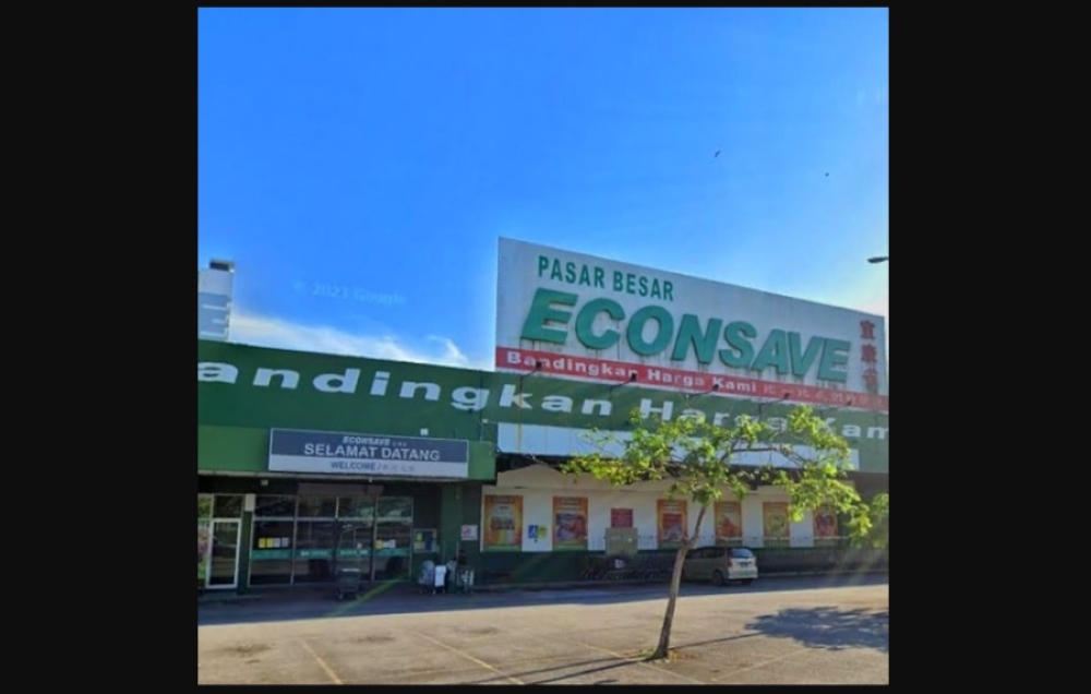 Firefighters arriving at the scene found that the blaze had damaged the supermarket’s roof structure, affecting an area of about 400 by 400 square feet.