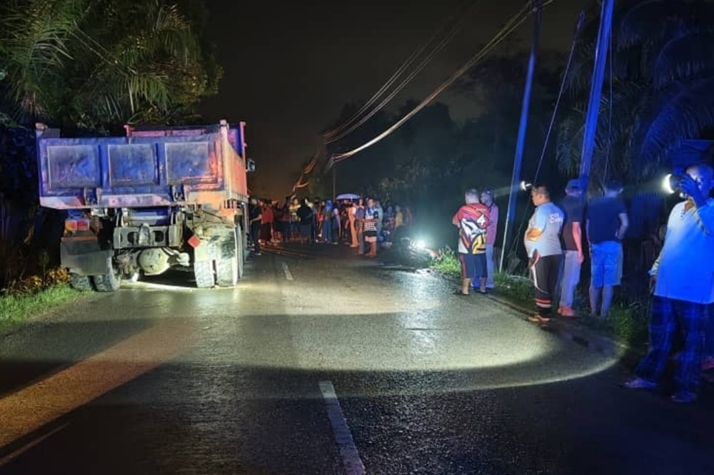 Bystanders at the scene of the crash at Jalan Pandan-Sebauh in Bintulu. — Picture courtesy of the police