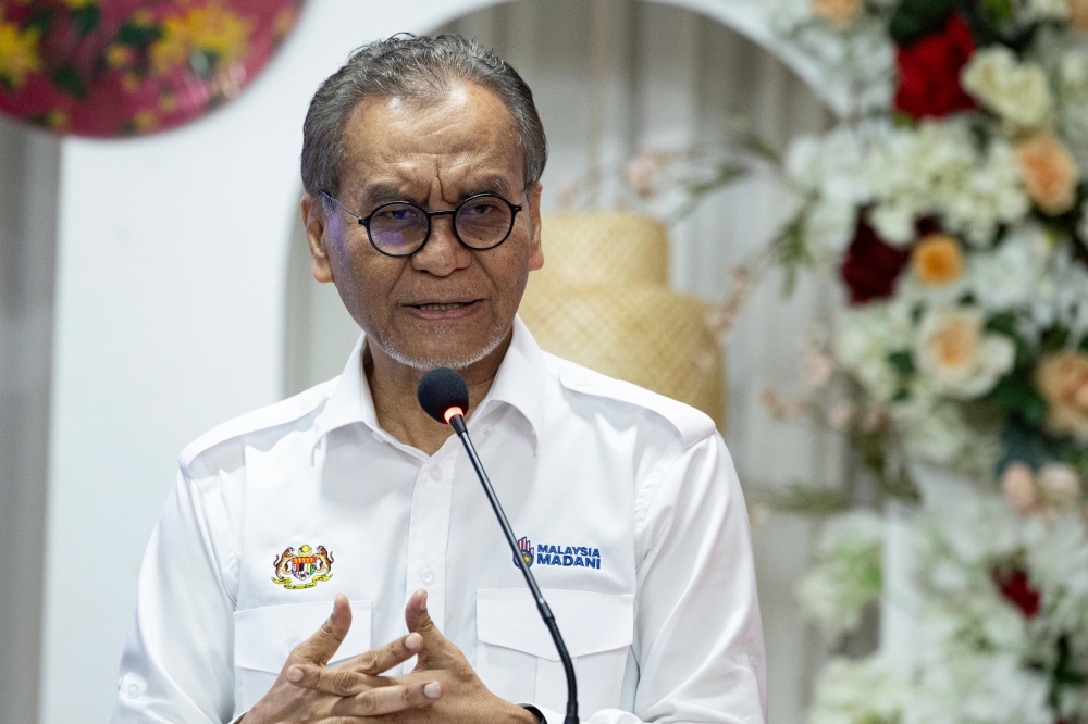 Health Minister Datuk Seri Dzulkefly Ahmad said no hospital facilities were affected following the gas pipeline fire tragedy in Putra Heights  April 10, 2025. — Bernama pic