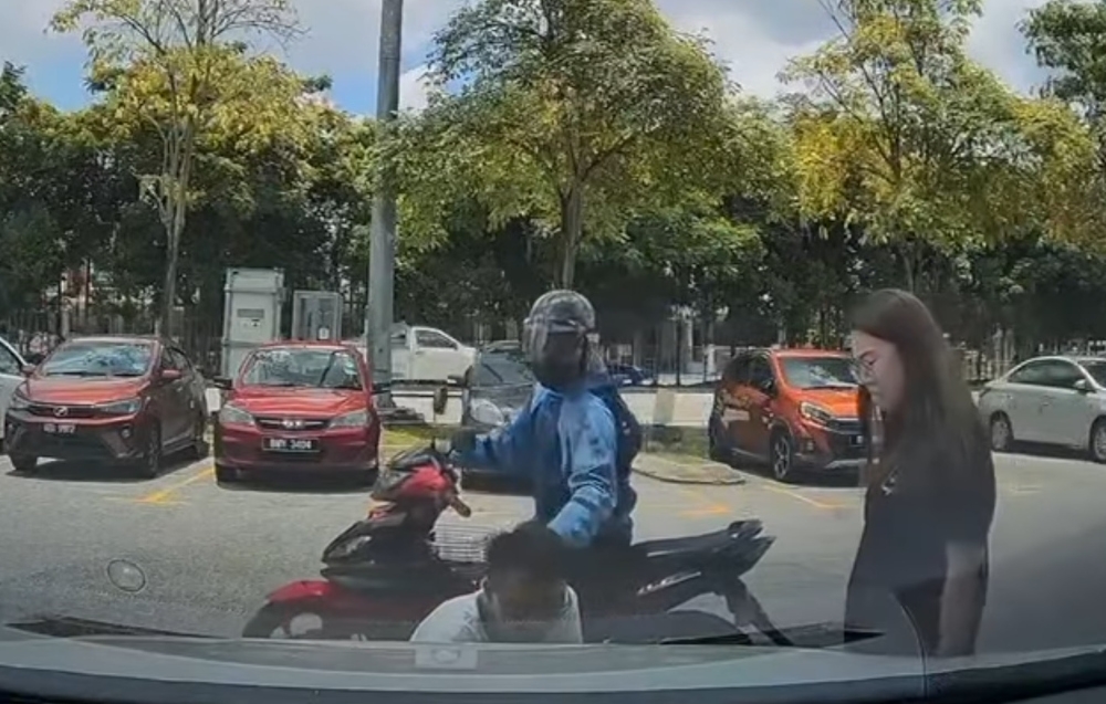 Screengrab showing a man on a red Yamaha 135 LC motorcycle allegedly snatching a necklace worn by the victim. 