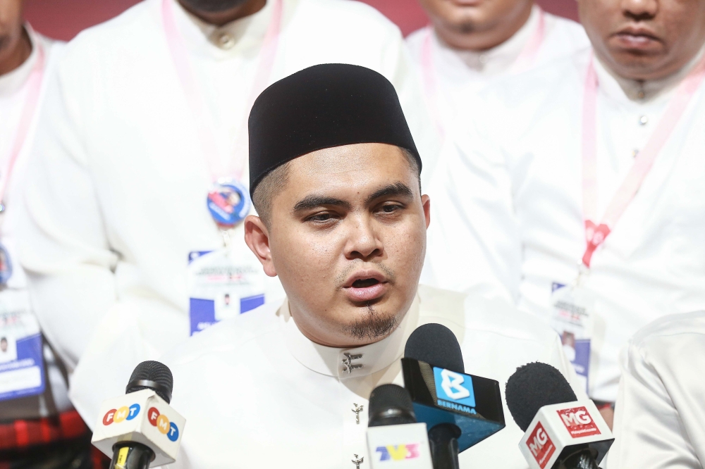 Umno Youth chief Datuk Dr Akmal Saleh today said land encroachment must be treated strictly as a legal issue, not a racial one, and that the same rules should apply even to a mosque. — Picture by Sayuti Zainudin