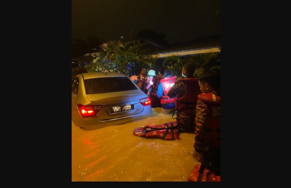 Rescuers evacuating a resident from the flash flood in Kampung Sungai Merab Luar Kajang and Taman Sri Jaya Klang. — Picture from X/Bomba Selangor via Bernama    