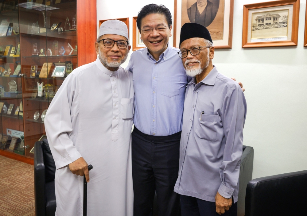 Lawrence Wong (centre) with Pasuni Maulan and Mohamad Hasbi from Islamic Religious Council of Singapore (Muis). — Picture from Singapore Ministry of Digital Development and Information