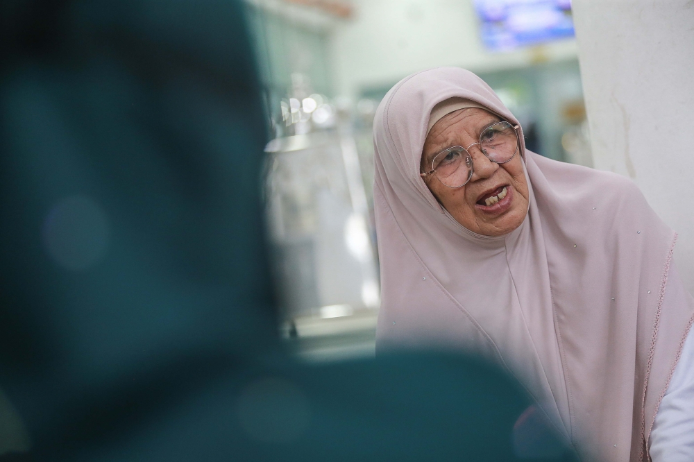 Jaleha Jali recounts fleeing her home with her grandchildren as a gas pipeline explosion reduced her house to ashes in Kampung Kuala Sungai Baru. — Picture by Sayuti Nordin