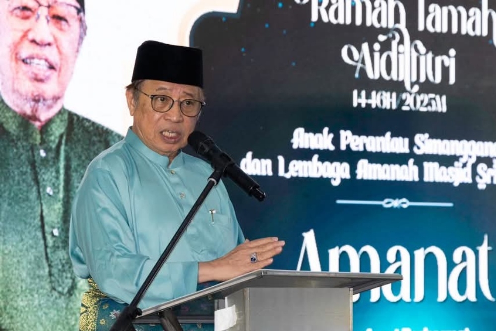 Abang Johari speaks during the Aidilfitri event. — Ukas pic