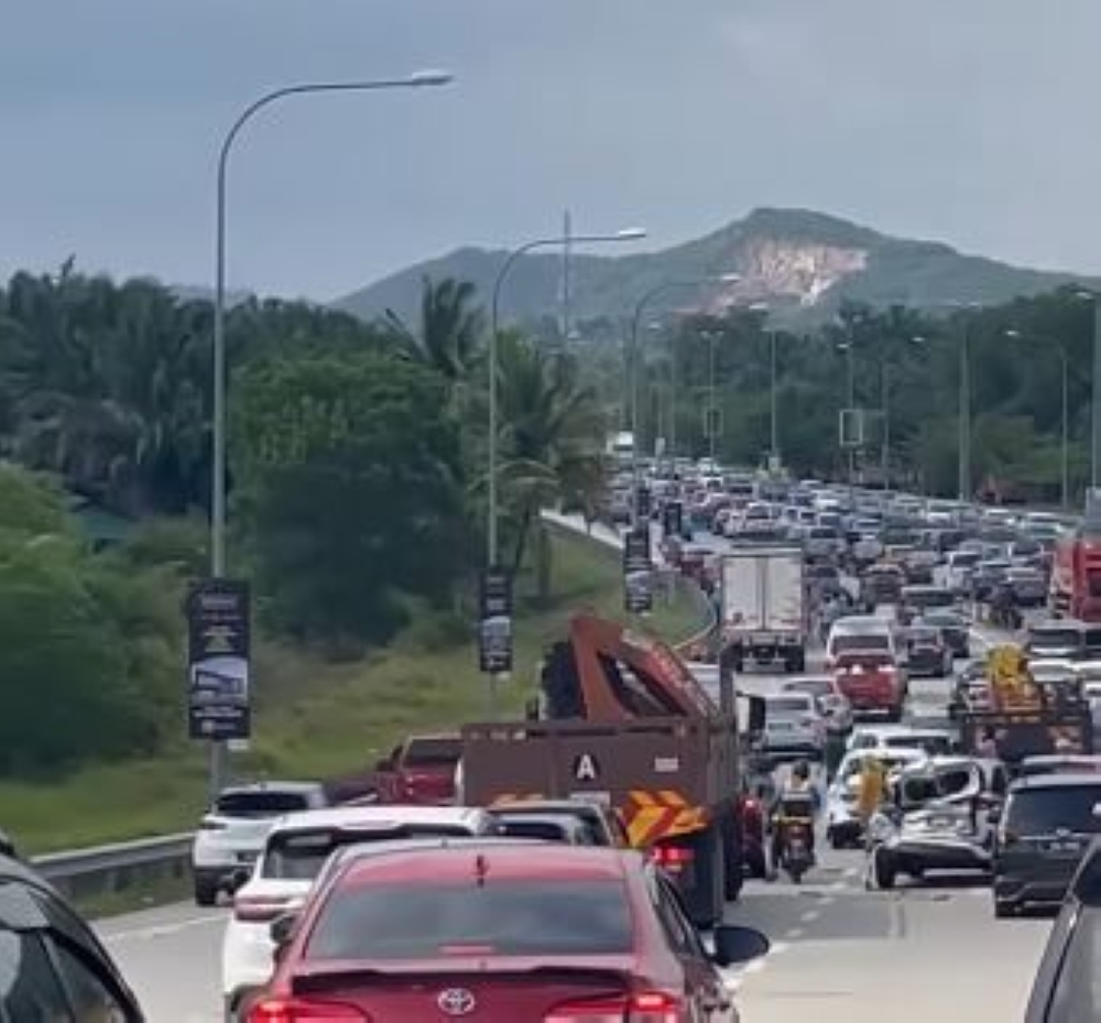 A lorry crashed into 15 other vehicles on the slip road from the Serenia Toll Plaza heading towards Cyberjaya here yesterday, allegedly due to a brake failure. — Picture via Facebook