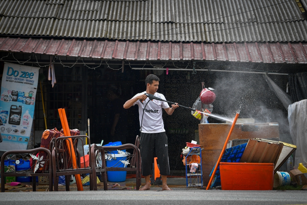In Selangor, all evacuees housed at four temporary relief centres in the Petaling district earlier today, have been allowed to return home. — Bernama pic