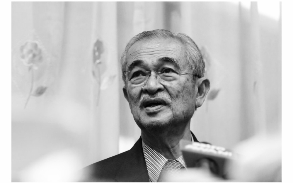 His son-in-law, former health minister Khairy Jamaluddin, confirmed the news via an Instagram story, stating Abdullah passed away at 7.10pm today at the National Heart Institute (IJN). — Picture by Yusof Mat Isa 