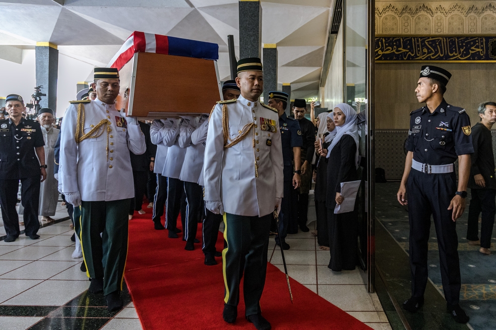 Malaysia Army personnel carrying the coffin of the late former prime minister Tun Abdullah Ahmad Badawi during a funeral ceremony at Heroes' Mausoleum at the National Mosque. April 15, 2025. — Picture by Firdaus Latif