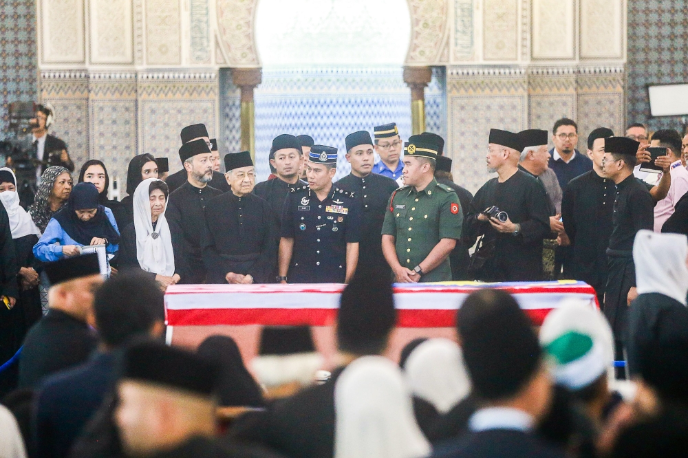 Tun Dr Mahathir Mohamad (standing third left) offers his prayer as he pay his last respects to late Tun Abdullah Ahmad Badawi here at at National Mosque. — Picture by Sayuti Zainudin