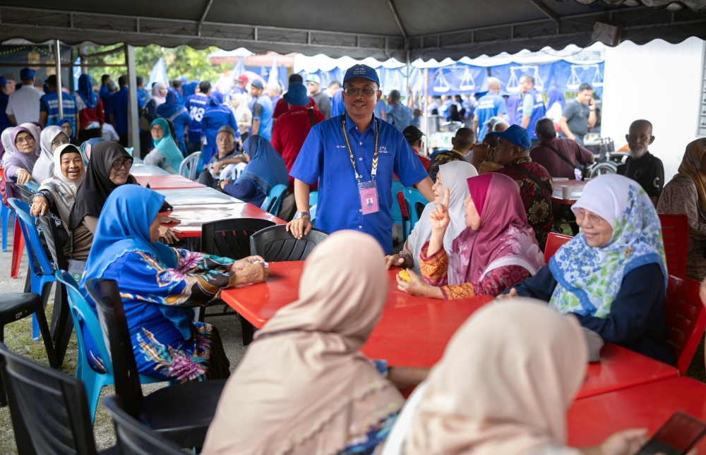 Barisan Nasional (BN) candidate Dr Mohamad Yusri Bakir mingled with local residents on the fourth day of campaigning for the Ayer Kuning state by-election at Simpang Tiga. — Bernama pic