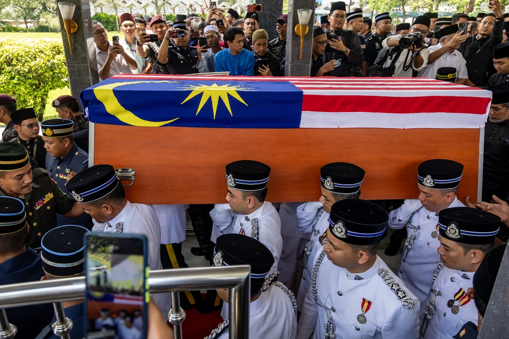 Malaysian Army personnel carry the coffin of the former prime minister Tun Abdullah Ahmad Badawi to the National Heroes’ Mausoleum at Masjid Negara Kuala Lumpur April 15, 2025. — Picture by Firdaus Latif
