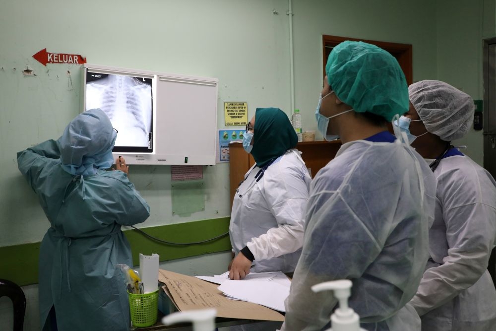 Health workers examine a patient’s X-rays at Hospital Kuala Lumpur May 23, 2020. — Reuters pic