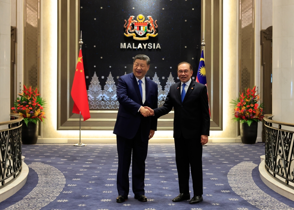 Prime Minister Datuk Seri Anwar Ibrahim (right) welcomed China's President Xi Jinping at the Seri Perdana Complex today for a bilateral meeting. — Bernama pic