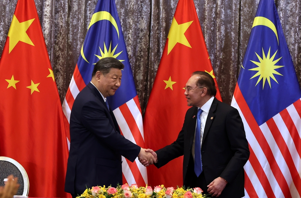Prime Minister Datuk Seri Anwar Ibrahim (right) shakes hands with Chinese President Xi Jinping during the Memorandum of Understanding (MoU) signing ceremony held in conjunction with the Chinese leader’s State Visit to Malaysia at the Seri Perdana Complex today. — Bernama pic