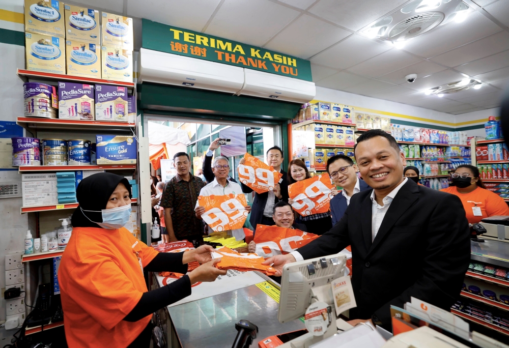 Lee Thiam Wah (centre), Managing Director of 99 Speedmart Sdn Bhd, joins Minister of Natural Resources, Environment and Climate Change Nik Nazmi Nik Ahmad (right) during the launch of the Plastic Bag-Free Campaign at Wisma 99 Speedmart, Taman Berkeley Sdn Bhd, Klang, on May 9, 2023. — Bernama pic