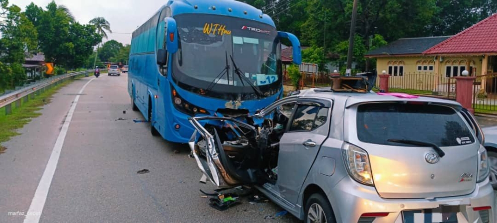 A general view of the vehicles involved in the crash in Muar. — Picture courtesy of the Muar Fire and Rescue Department