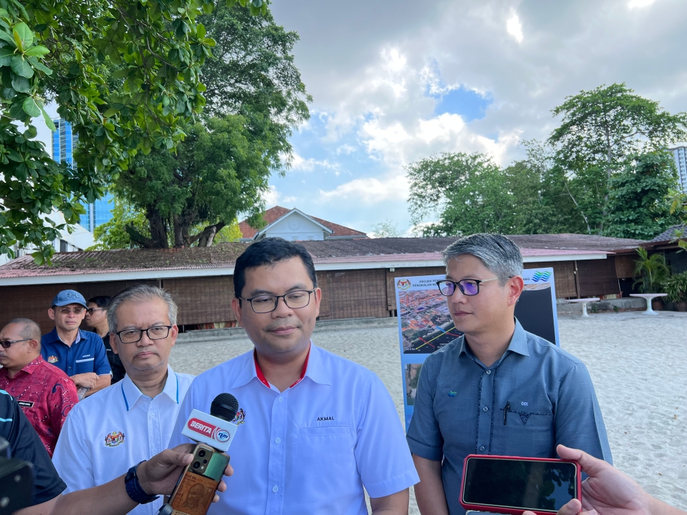 Energy Transition and Water Transformation (Petra) Deputy Minister Akmal Nasrullah Mohd Nasir speaks to reporters after visiting the Paramount Fishermen’s Unit jetty. — Picture by Opalyn Mok