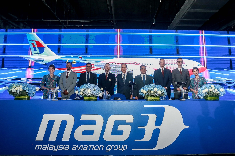 Group managing director of Malaysia Aviation Group Datuk Captain Izham Ismail (middle) along with VIPs and players from the Manchester United Football Club, during the launch of the new Malaysia Airlines-Manchester United livery at Malaysian International Trade and Exhibition Centre (Mitec) today. — Picture by Sayuti Zainudin