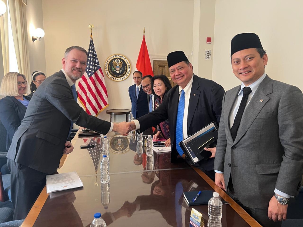 Indonesia chief economic minister Airlangga Hartarto (second right) during a meeting with United State Trade Representative Jamieson Greer. — Picture from Facebook/Airlangga Hartarto
