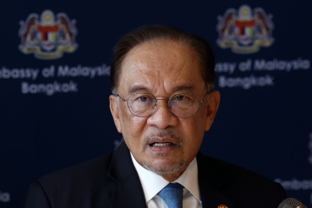 Anwar urged all parties to exercise caution when depicting the national flag and also called for calm in public reaction to the error. — Bernama pic