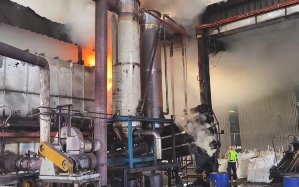 The factory was slapped with an Equipment Operation Detention (POK) action by the Kedah Department of Environment (DOE) over an air pollution complaint. — Picture via Facebook/Bernama