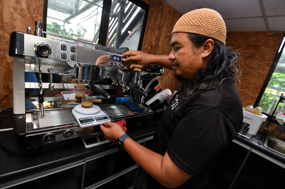 Kopi Kaktus owner Mazuadi Zakaria demonstrates how ‘Tuwokano’, also known as tuak coffee, is made when met by Bernama at Kedai Bunga Suri, Jalan Pasir Hor in Kota Baru April 20, 2025. — Bernama pic