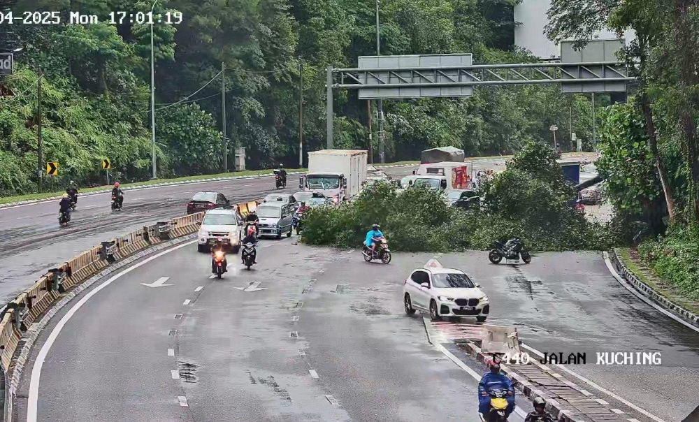 The Kuala Lumpur City Hall’s Command and Control Centre (KLCCC) reported that only the right-most lane remained passable, urging motorists to exercise caution and seek alternative routes. — Picture from X/KLCCC DBKL