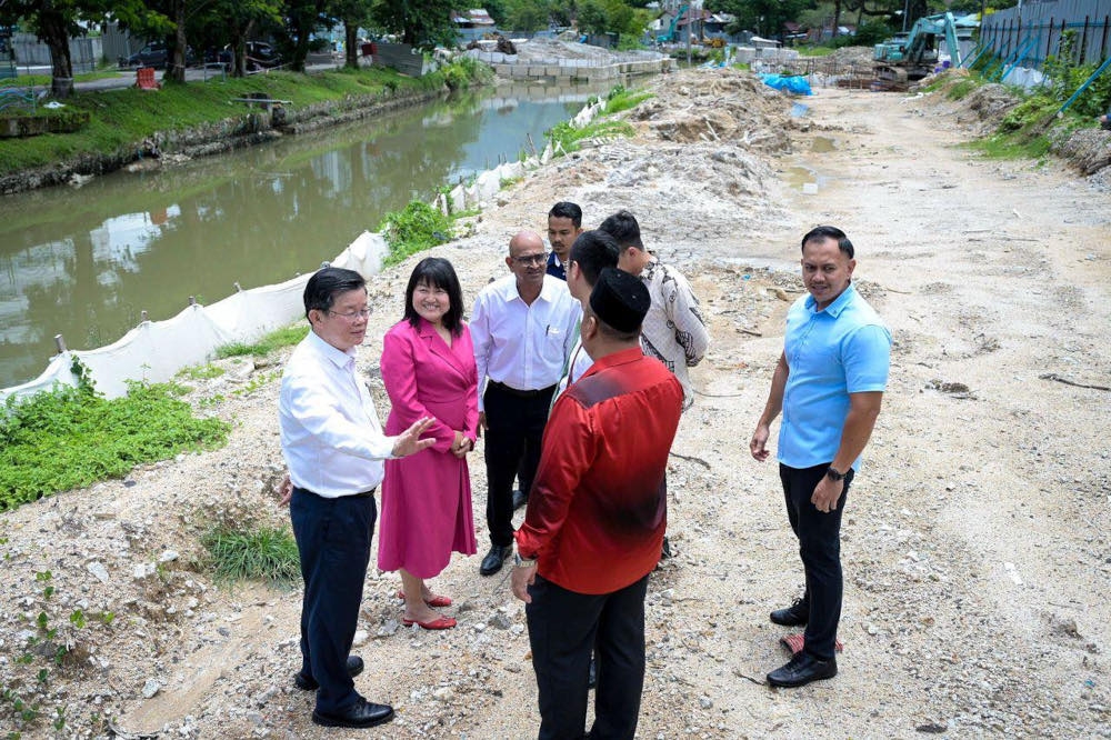 Penang Chief Minister Chow Kon Yeow visits the Sungai Pinang flood mitigation project to inspect the construction of the piano weir and monsoon drain structures at Kampung Jawa, April 21, 2025. — Picture from Facebook/Chow Kon Yeow 