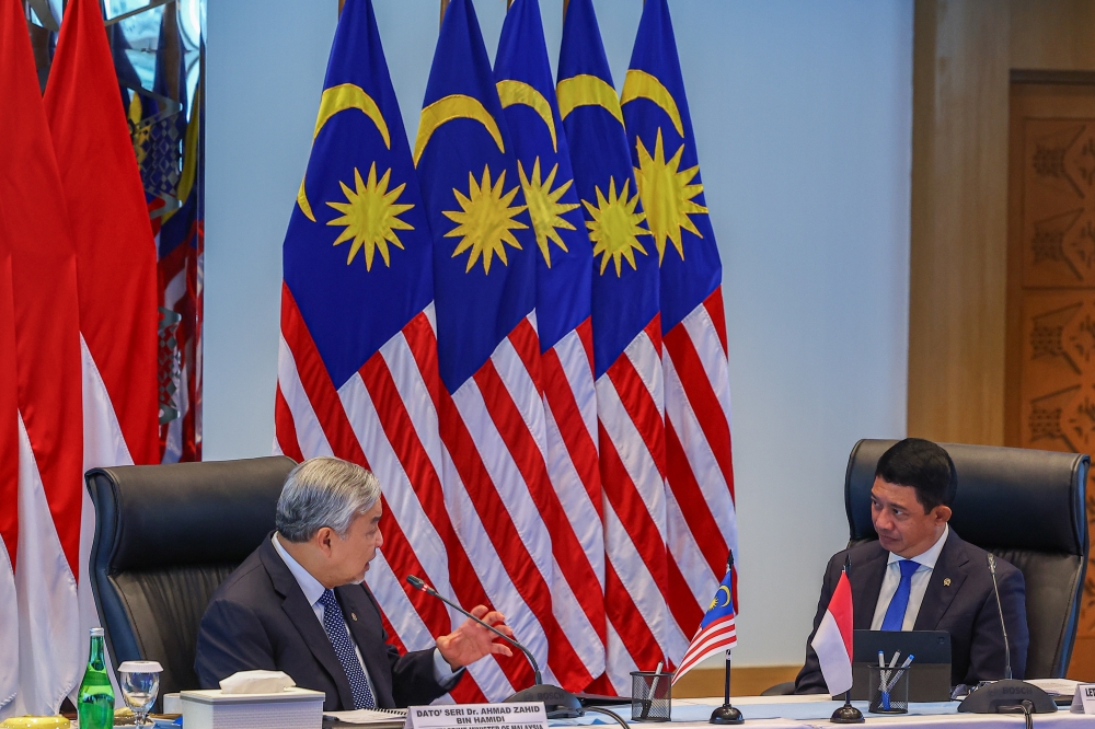 Deputy Prime Minister Datuk Seri Ahmad Zahid Hamidi and head of Indonesia’s National Disaster Management Agency (BNPB), Lieutenant General Dr Suharyanto of the Indonesian National Armed Forces (TNI), during a visit to the BNPB in Jakarta, April 21, 2025. — Bernama pic 