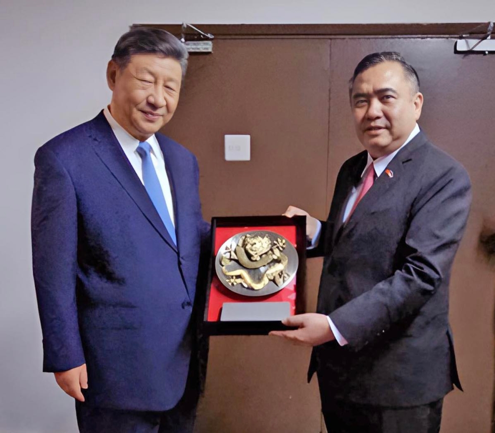 Anthony Loke (right), presenting a souvenir locally made by Royal Selangor, to Chinese president Xi Jinping. — Picture from Facebook/Anthony Loke