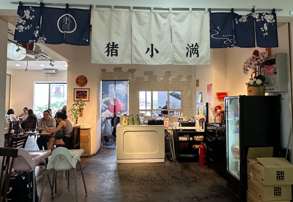 The small restaurant located on the second level is worth looking for inside the maze of this unfamiliar shopping mall. — Picture by Lee Khang Yi